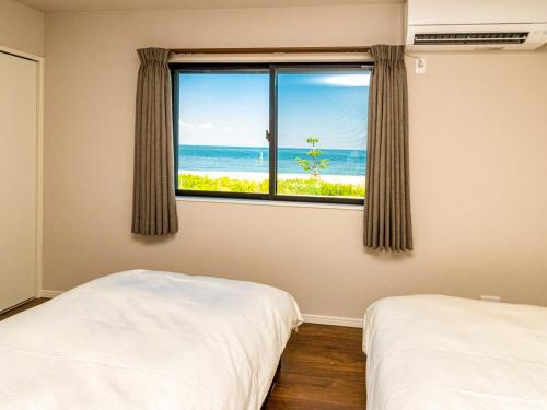 淡路T,square - Vacation STAY 49642v的一间卧室设有海景窗户