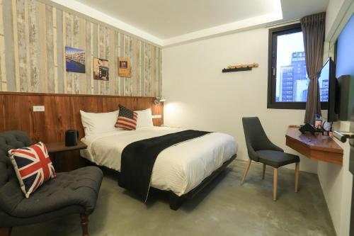 礁溪沐谷親子溫泉會館的一间卧室配有一张床、一把椅子和电视