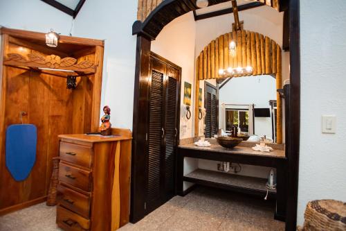 圣伊格纳西奥Falling Leaves Lodge的一间带水槽和镜子的浴室