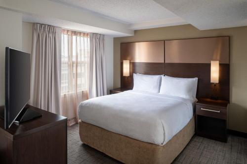 华盛顿华盛顿特区/杜邦环路原住客栈的酒店客房设有一张大床和一台电视。