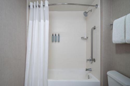 华盛顿华盛顿特区/杜邦环路原住客栈的一间带白色淋浴帘的浴室