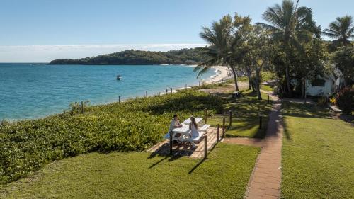 大克佩尔岛大克佩尔岛海德威度假酒店的坐在海边长凳上的女人
