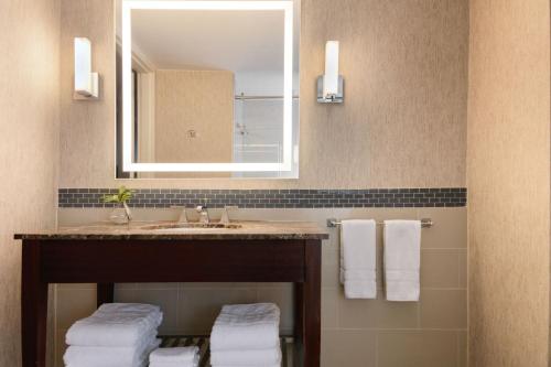 劳德代尔堡The Westin Fort Lauderdale的浴室配有盥洗盆、镜子和毛巾