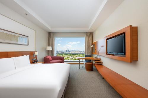 上海上海浦东绿地假日酒店的配有一张床和一台平面电视的酒店客房
