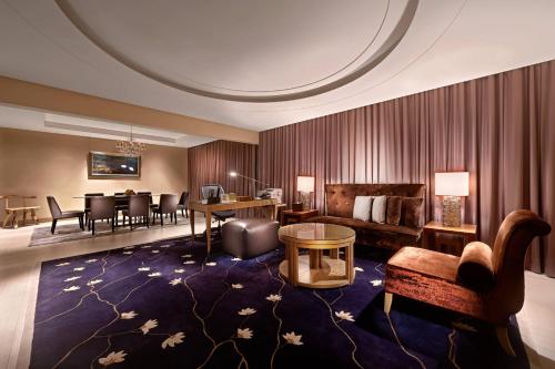 台北台北喜来登大饭店的带沙发的客厅和用餐室
