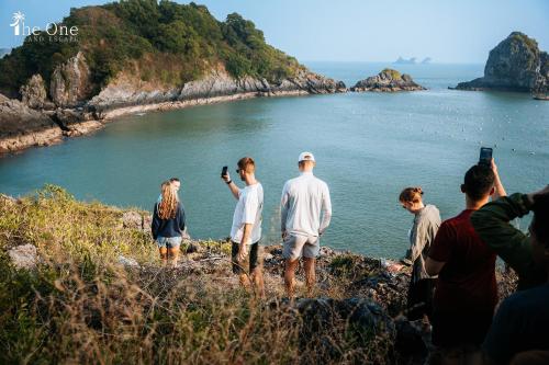 吉婆岛The One 'Private Island' Escape的一群站在山丘上看水的人