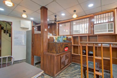 斋浦尔Hotel Rameshwaram的一间带木镶板和桌子的用餐室以及一间带风扇的客房。