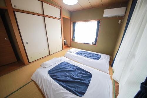 鹿儿岛ulala hometown - Vacation STAY 09297v的带窗户的客房内的两张床