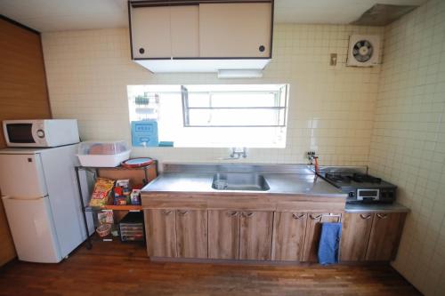 鹿儿岛ulala hometown - Vacation STAY 09297v的一间带水槽和冰箱的小厨房