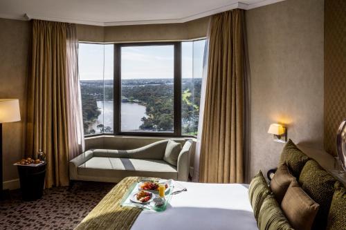 阿德莱德阿德莱德洲际酒店的酒店客房设有一张床和一个大窗户