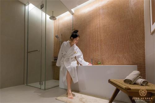 吉隆坡ViiA Residences Kuala Lumpur, Five Senses的妇女在浴室的浴缸里