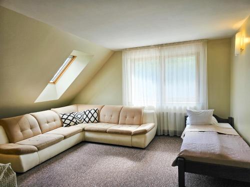 Brivkalni埃尔贝尼旅馆的带沙发和窗户的客厅