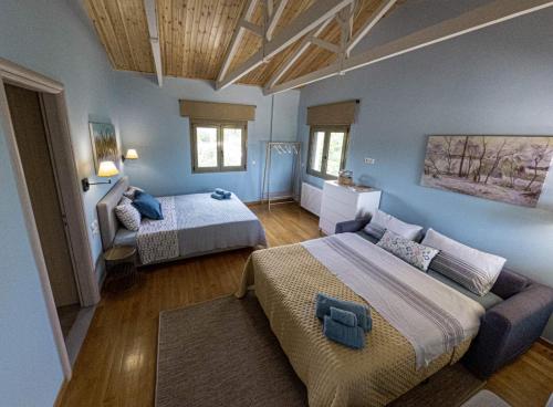 奥林匹亚Estia guest house的一间卧室设有两张床,拥有蓝色的墙壁。