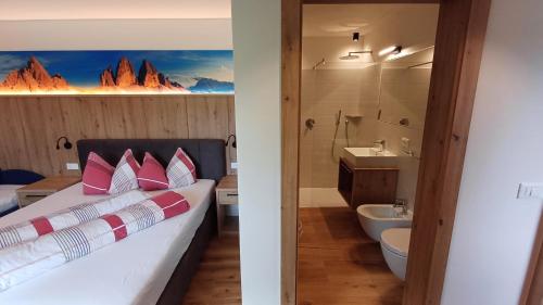 马兰扎朗维萨尔霍夫酒店的一间卧室设有一张床和一间浴室。