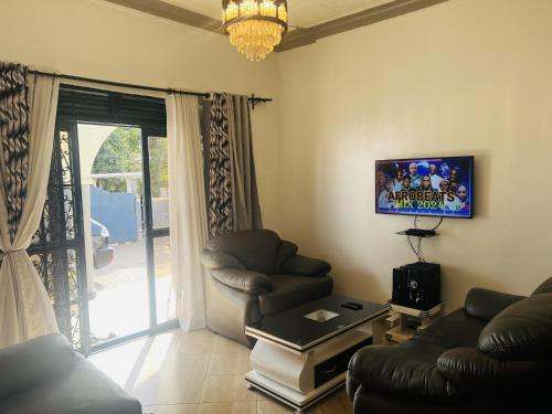 KasiyirizeSpacious and comfortable House in Kampala Uganda的带沙发和电视的客厅