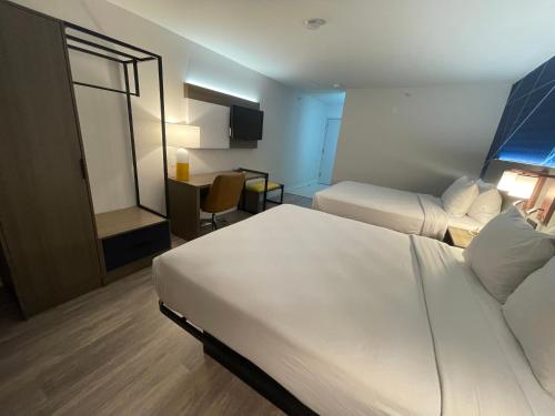 盐湖城Comfort Inn & Suites Salt Lake City Downtown的酒店客房设有两张床和一张桌子。