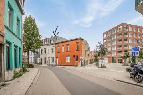 安特卫普Charmante stadswoning aan Groen Kwartier的城市中一条空荡荡的街道,有建筑