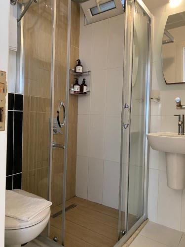 凯麦尔Amsterdam Otel & Suite Apart的带淋浴、卫生间和盥洗盆的浴室
