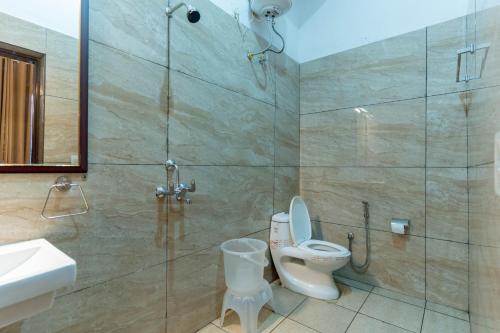 克勒尔Shivjot hotel的带淋浴、卫生间和盥洗盆的浴室