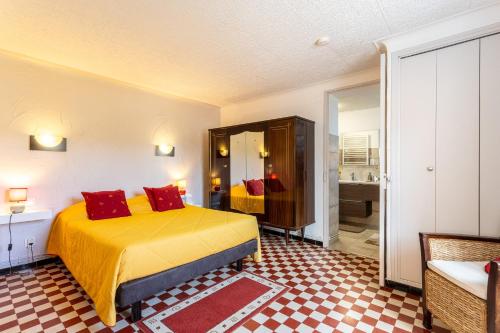 土伦Clos Victor spacieux 2 pièces的酒店客房带两张床和一间浴室