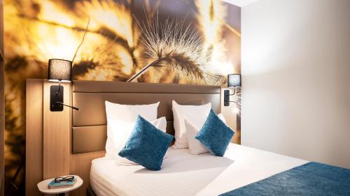 蒙泰夫兰雷斯迪家瓦勒欧洲酒店的一间卧室配有一张带蓝色枕头的床