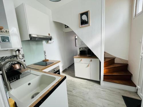 勒克罗图瓦Le 5 en baie, maison pour 4 personnes的一个带水槽和楼梯的厨房