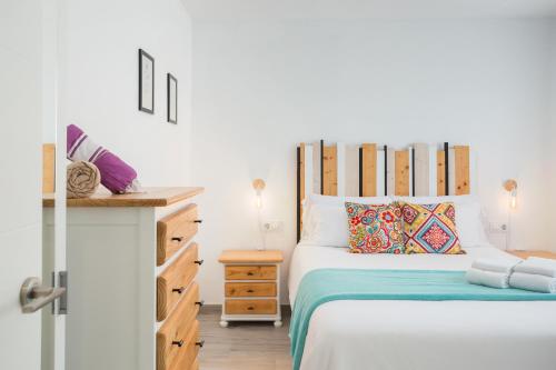 哈维亚Apartamento Jávea Puerto的一间卧室配有一张带木制床头板的床