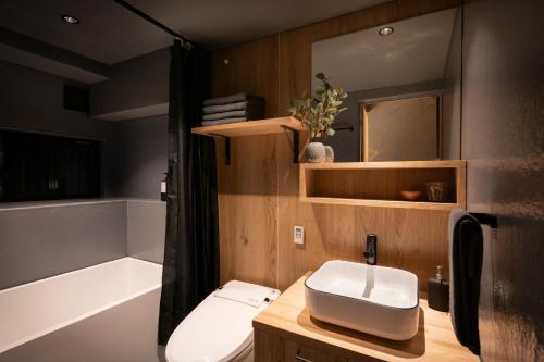 大阪CONTEXTED-Sora SORA - Vacation STAY 78119v的浴室配有盥洗盆、卫生间和浴缸。