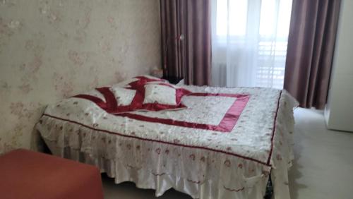 乌兰巴托A nicely furnished, cozy apartment located in the center的一间卧室配有一张带粉色和白色毯子的床