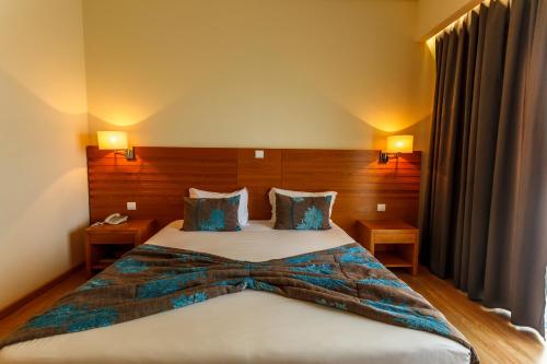 马达莱纳卡拉维拉斯酒店的一间酒店客房,房内配有一张大床