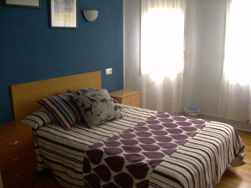 伊伦格玛旅馆的一间卧室配有一张蓝色墙壁的床和一扇窗户