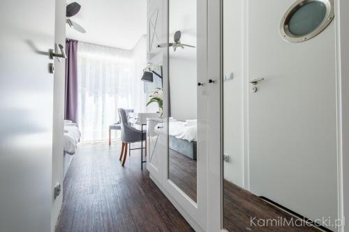 库瑞尼卡慕斯卡Port 21 Pura Pool & Design Hotel - Adults Only的带镜子的房间和一间带桌子的卧室