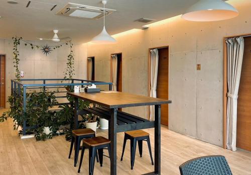 石垣岛HOSTEL SunTerrace Ishigaki的办公室,有桌子,椅子和工厂