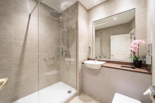 安特里姆登喜力酒店的带淋浴、盥洗盆和镜子的浴室