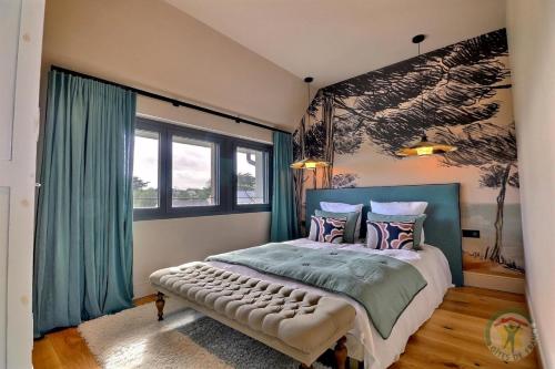 圣吕奈尔Les dunes的一间卧室设有一张大床和一个大窗户