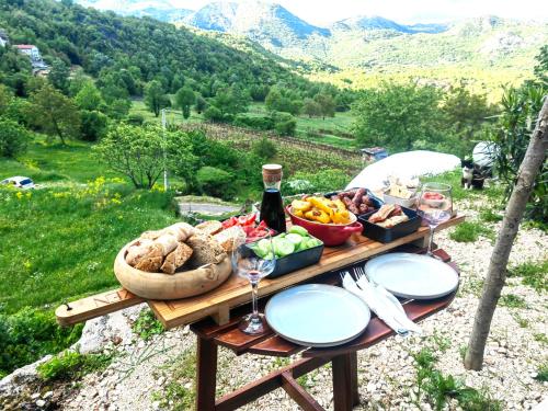 ZEN Relaxing Village的一张带食物和一瓶葡萄酒的野餐桌