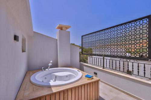 卡斯Hotel Pastel Kaş的一间带水槽的浴室和一个阳台