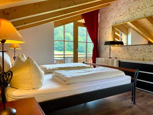 奥伯斯特多夫Alpenlodge Charivari - SommerBergBahn unlimited kostenlos的带大窗户的客房内的两张床