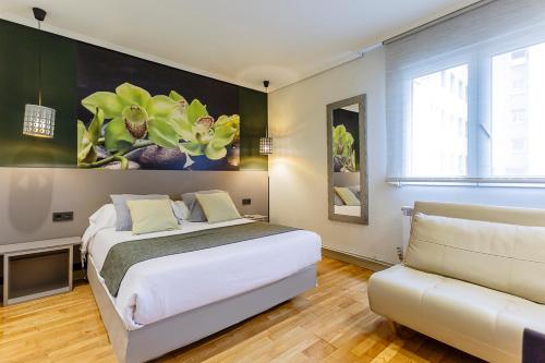 潘普洛纳罗达潘普洛纳旅舍的一间卧室配有一张大床和一张沙发
