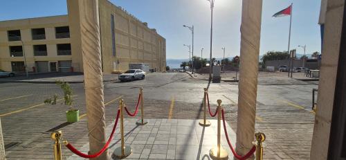 亚喀巴العاصم للشقق الفندقية ALASEM HOTEL APARTMENTS的享有停车场和红绳的景致