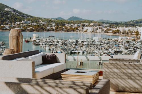 圣埃乌拉利亚Aguas de Ibiza Grand Luxe Hotel - Small Luxury Hotel of the World的享有码头景致的客厅