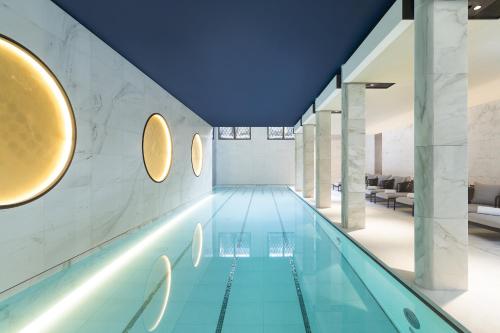 巴黎Hotel Lutetia的蓝色天花板建筑中的游泳池