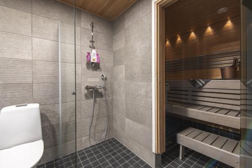 库奥皮奥Ydinkeskustassa saunallinen loft huoneisto的带淋浴和卫生间的浴室