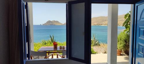 Agios Ioannis KaspakaEnalion House的房屋门享有海景。