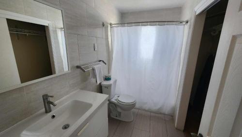 克利尔沃特By the Beach Rentals的白色的浴室设有水槽和卫生间。