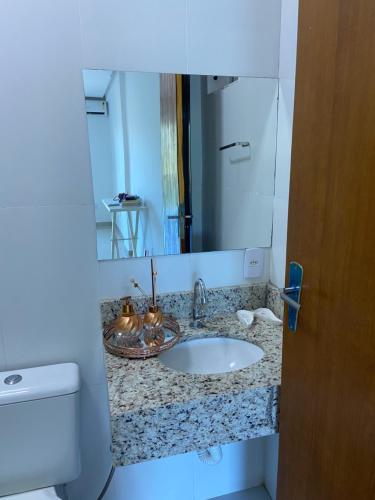 伦索伊斯Estadia Fox 02的一间带水槽和镜子的浴室