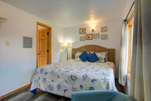 洋滨市威斯特里汽车旅馆的一间卧室配有一张带蓝色和白色棉被的床