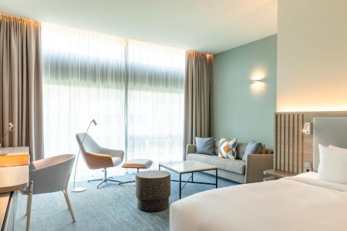 阿姆斯特丹阿姆斯特丹竞技场阿特拉斯公园万怡酒店的酒店客房,配有床和沙发