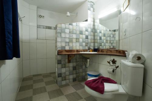 伦索伊斯坎托博斯克宾馆的白色的浴室设有卫生间和水槽。