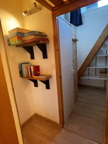 DoucyChalet de montagne au cœur de Doucy的走廊上设有门,楼梯上设有书籍